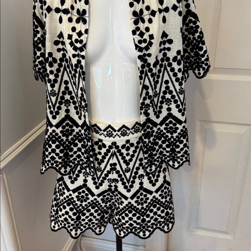 Black and White Patterned Short Sleeve Set - Picture 2 of 6